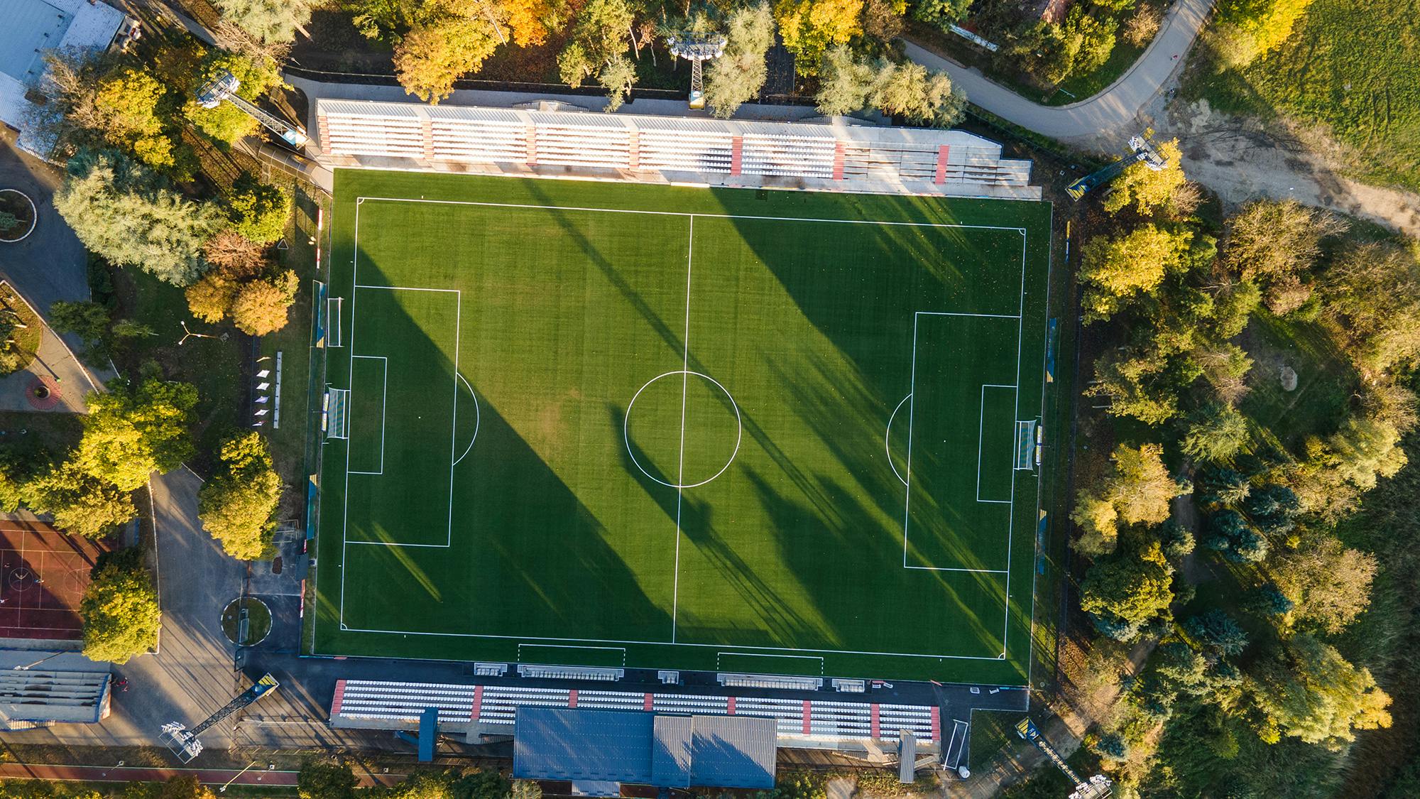 Bilde tatt ovenifra av en fotballbane