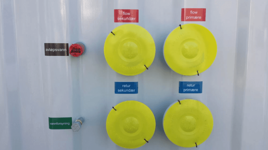 Nærbilde tatt av kontrollpanel på utstyr levert fra Energy Rent for å håndtere fjernvarme