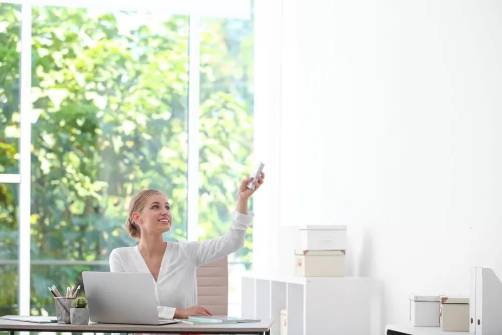 Bilde av dame som regulerer varme med hjelp av ventilasjon